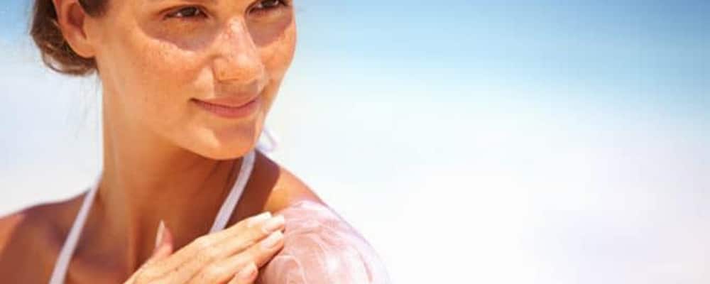 woman applying sunscreen